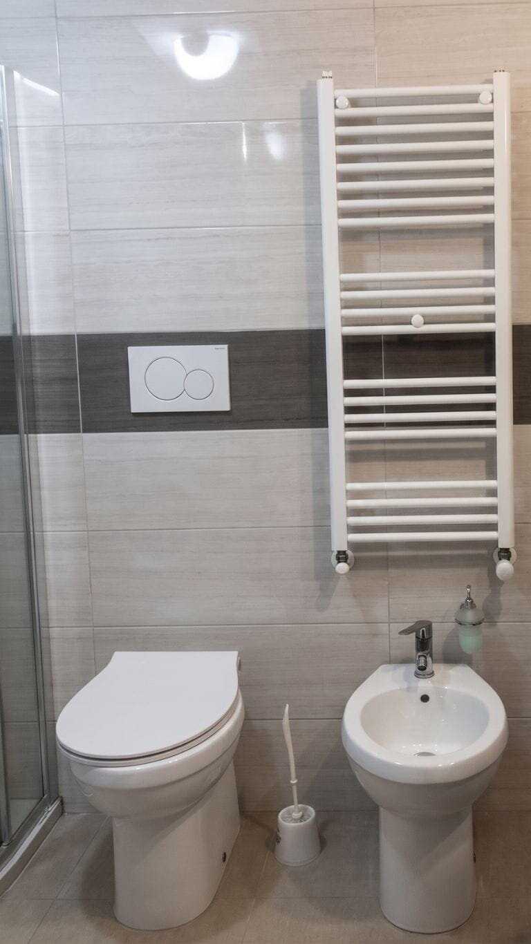Vista alternativa del bagno con bidet e WC