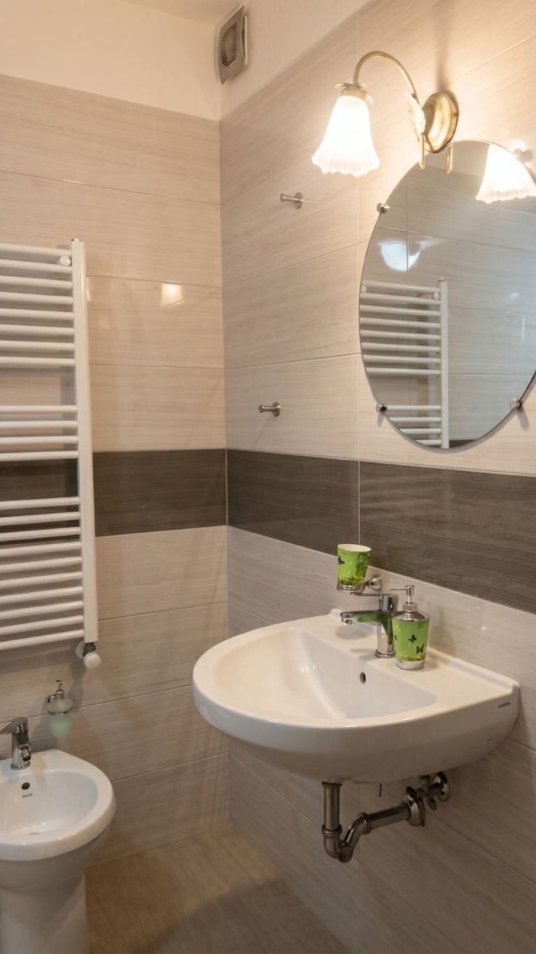 Bagno con lavabo, bidet e termoarredo bianco