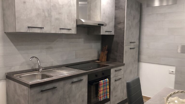 Cucina con piano cottura a induzione e forno