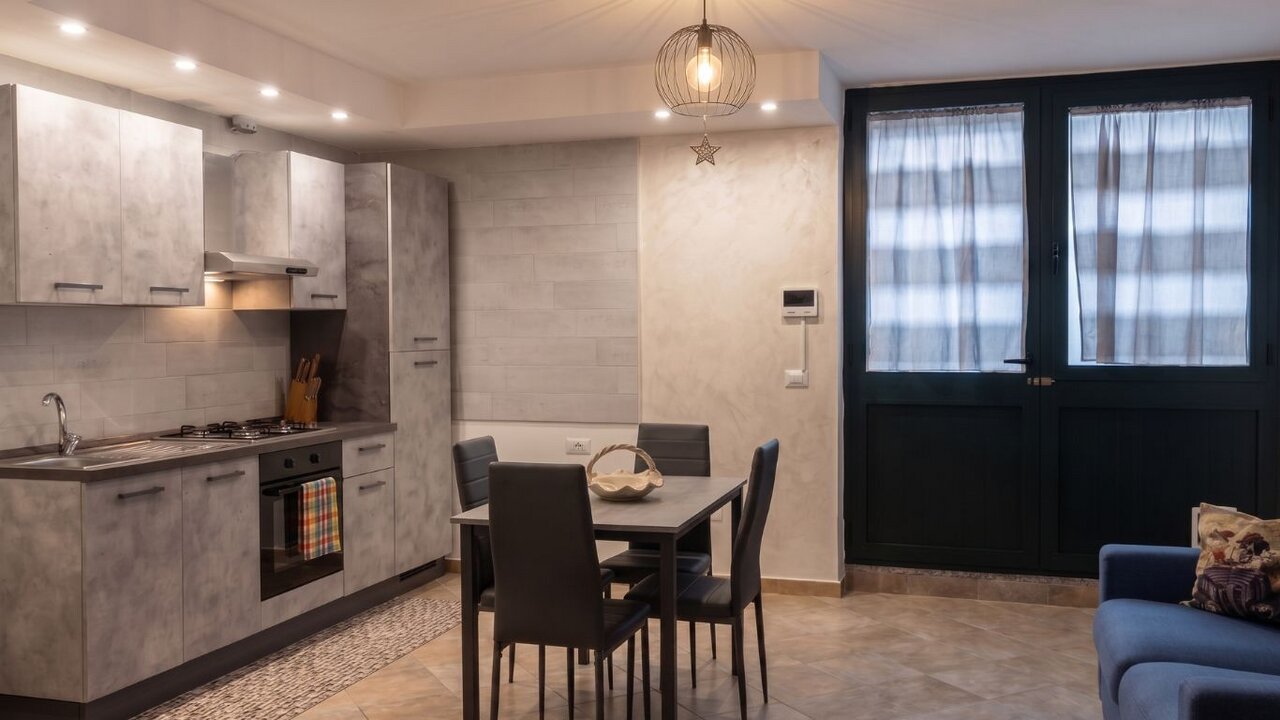 Soggiorno e cucina openspace di Casa Graziosa, tavernetta indipendente a Policoro